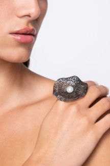 Δαχτυλίδι Artisanal από μαύρο επιροδιωμένο ασήμι 925° με freshwater pearl