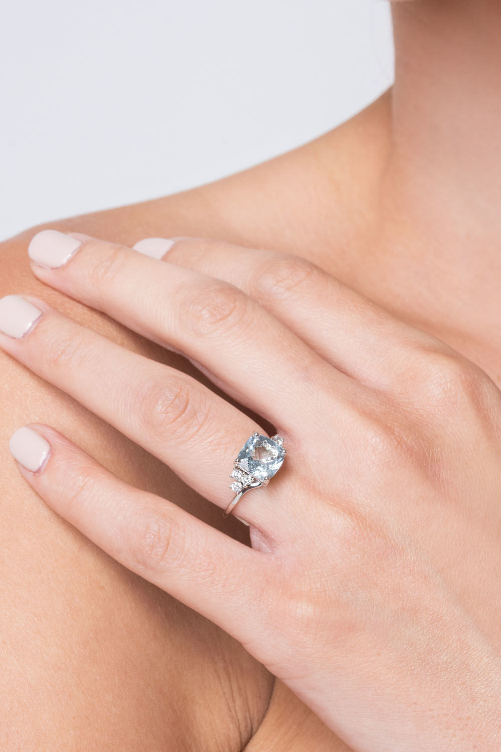 Μονόπετρο δαχτυλίδι από λευκό χρυσό 18K με ακουαμαρίνα και διαμάντια μπριγιάν