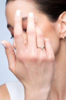 Μονόπετρο δαχτυλίδι από λευκό χρυσό 18K με διαμάντι μπριγιάν και χρυσές λεπτομέρειες