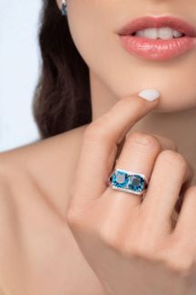 Δαχτυλίδι Secret Garden από λευκό χρυσό 18K με London blue topaz και διαμάντια μπριγιάν